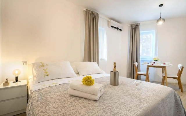 Studio Apartments Petar in old part of town