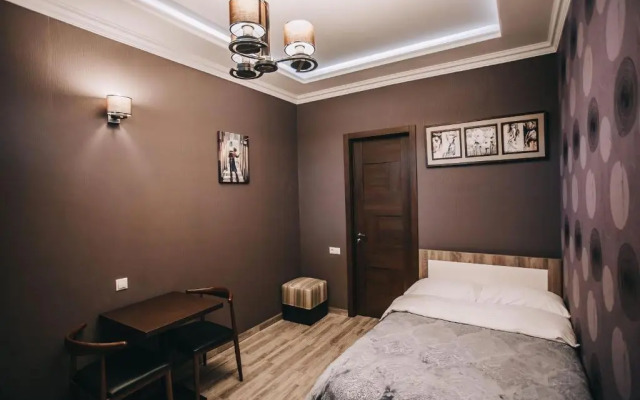 7 Rooms Hotel