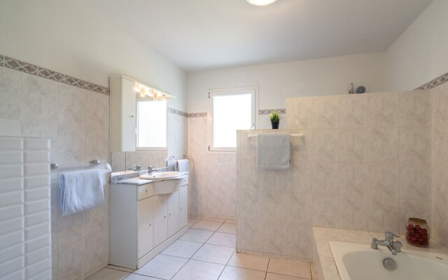 Lavish Villa in Pouzols-Minervois with Jacuzzi