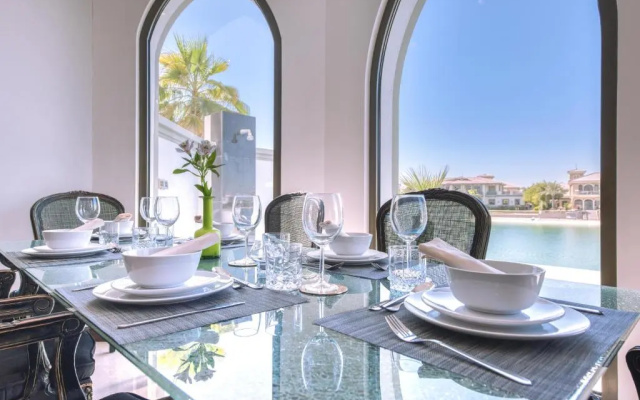 Maison Privee - Glamourous Beachfront Villa on The Palm w/ Pool