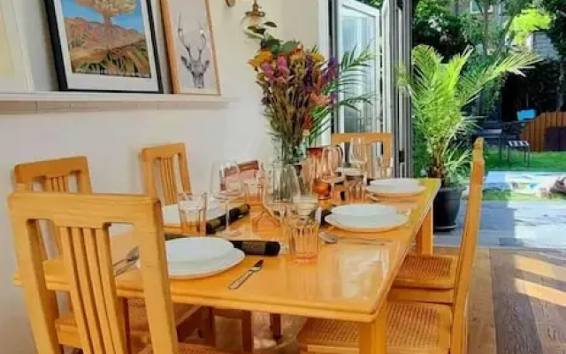 Stylish 3 Bedroom Townhouse in Brockley With Large Garden