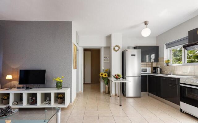 Villa Evie's -Spacious -4 apt'ς -with heated pool