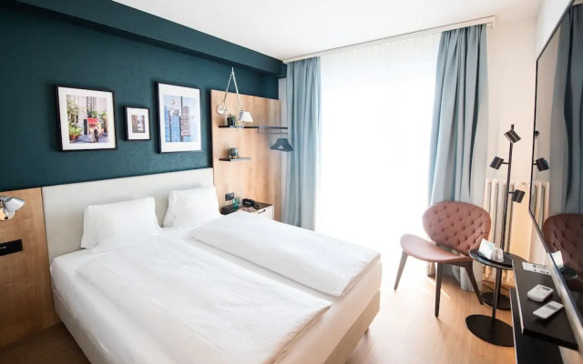 Ascona Lodge, Pool & Garden Retreat