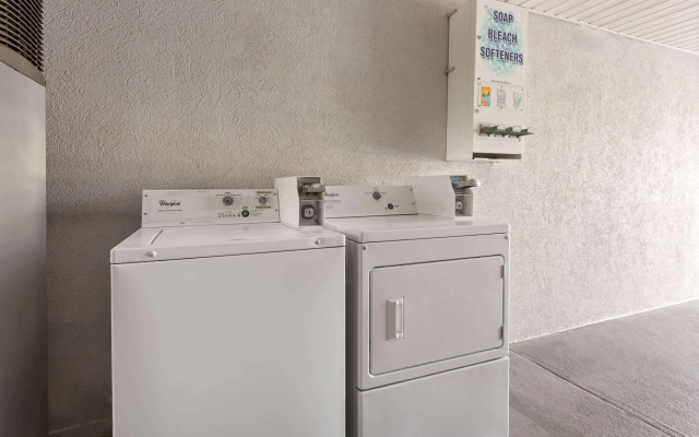 Super 8 by Wyndham Prattville Montgomery