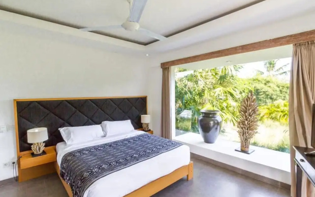 Colorful Private Villa 3 BR, Seminyak With Staff