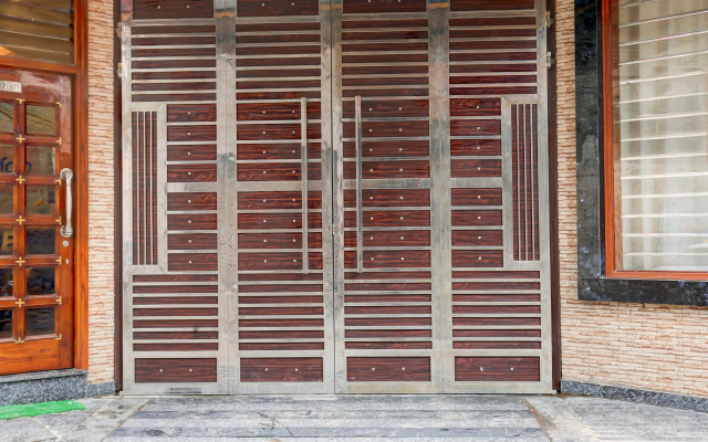 Super Townhouse Naya Gaon Formerly Hotel Paradise