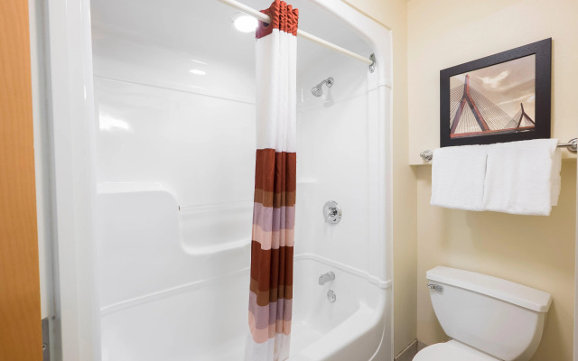 Red Roof Inn PLUS+ Boston - Logan
