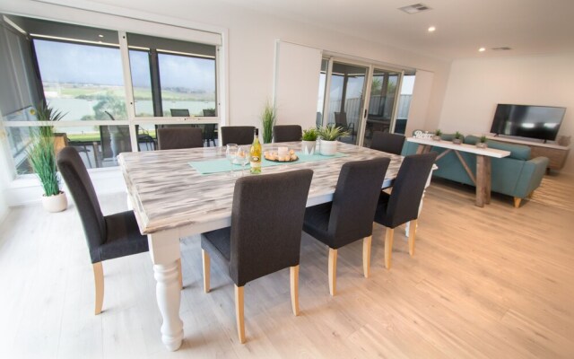 ‘Serenity’ and sweeping Murray River views