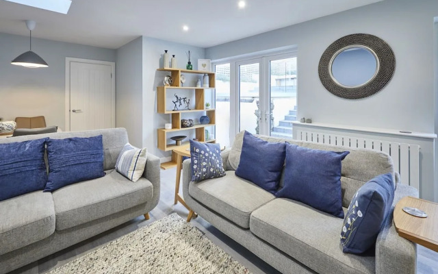 Host Stay Harrow Bothy