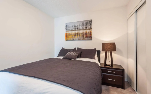 Life Suites - Front and Spadina