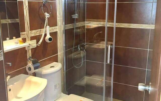 Karyola Otel - Caters to Men