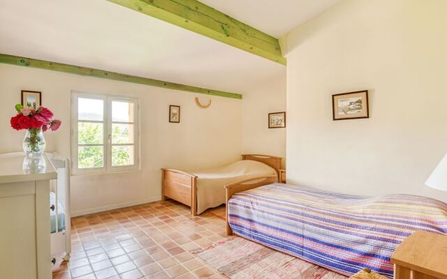 Secluded Holiday Home in Rustrel With Swimming Pool