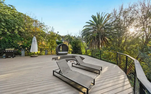 Farley Court - Stylish Hillside Residence With Stunning Views