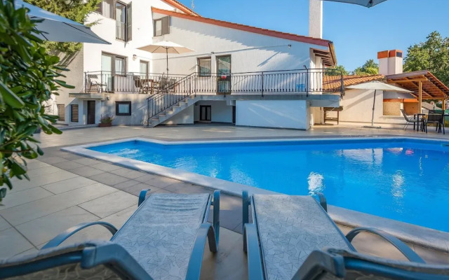 Scenic Villa With Private Garden