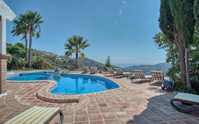 Luxury 4-bedroom villa, private pool and outhouse