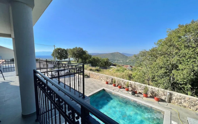 Large Holiday House With Swimming Pool and Terrace