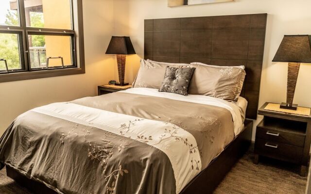 Bright Corner Apartment w/ Lake View #418