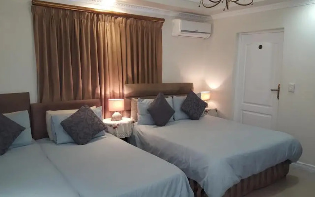Savoy Lodge With Breakfast Included - Budget Triple Room 5