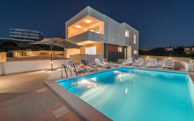 Dino 2 luxury apartment with pool