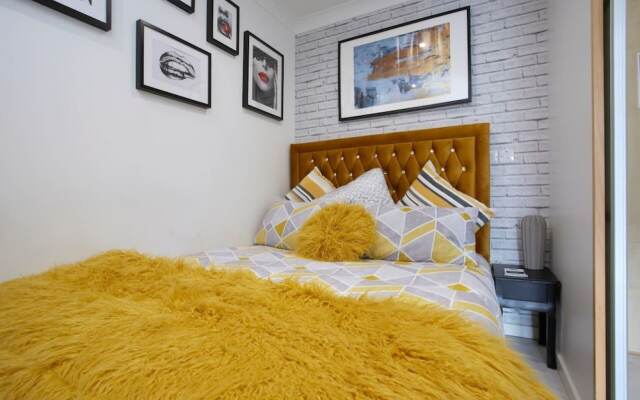 1 Bedroom Apartment, Leeds Stunning & Cosy Find!