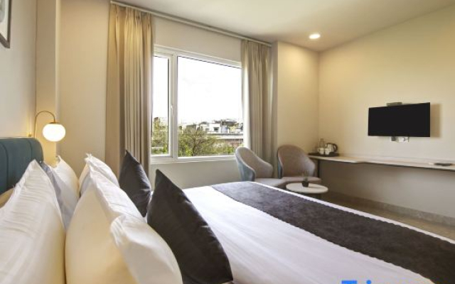 Saltstayz Select - Golf Course Road & Sector 27