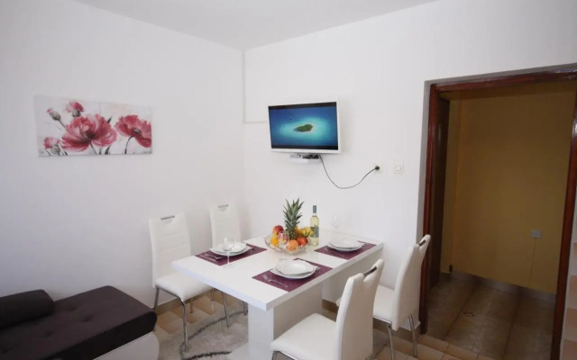 Two bedroom apartment, nice neighborhood, free parking, WiFi