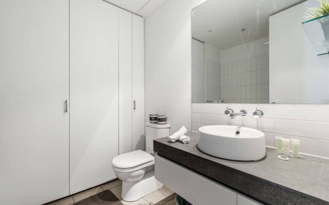 Beautiful 2BR APT With Balcony, Pool and Gym