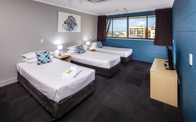 Gilligan's Backpackers Hotel & Resort