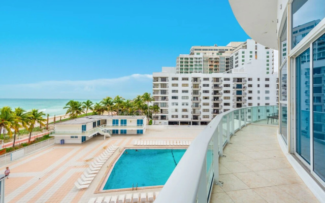 Private Residence at Castle Beach by LRMB