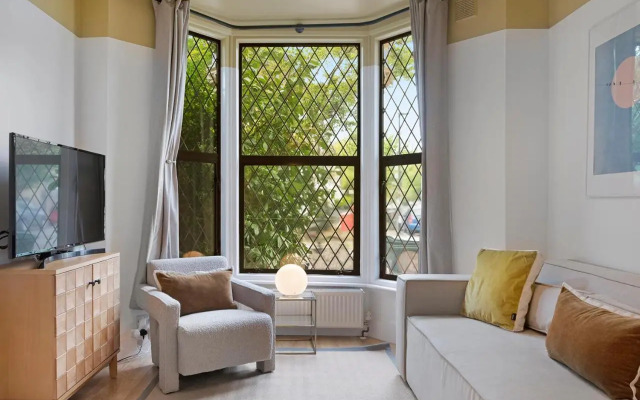 Peaceful Crouch Hill Flat by MoreThanStays