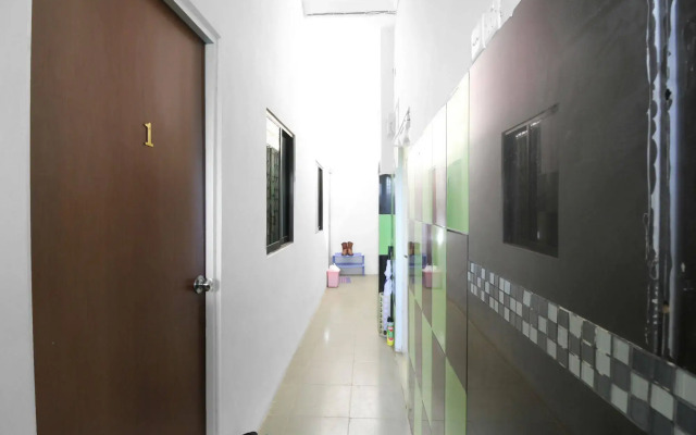 ZEN Rooms Nagoya Seraya Mas Center