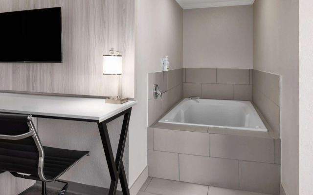 La Quinta Inn & Suites by Wyndham North Orem