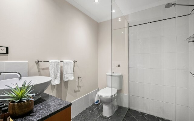 Poolside Apt in Alamanda Beachfront 77