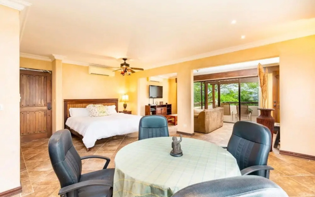 Luxurios Beachfront Villa on Flamingo Beach with Daily Maid and Security
