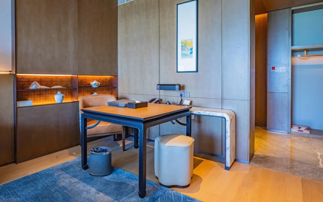 HUALUXE Nanjing Yangtze River by IHG