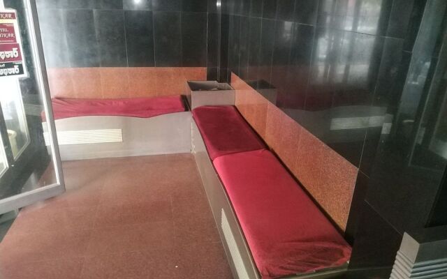 Iroomz Hotel Adhikar