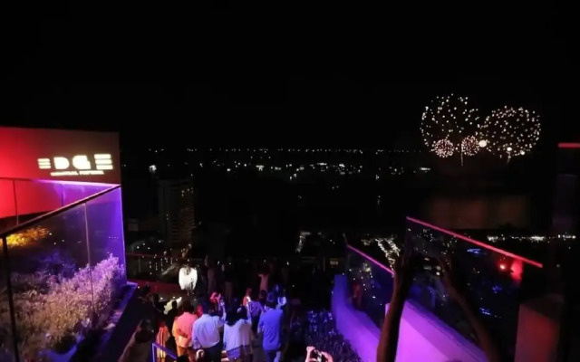 Elegant Room With Roof Top Pool - Best In Pattaya