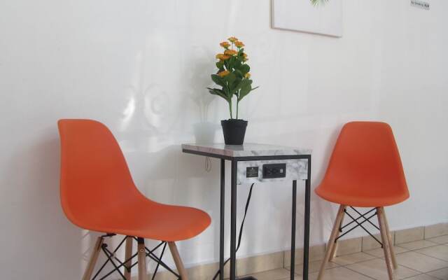 Henry's GuestHouse - Hostel