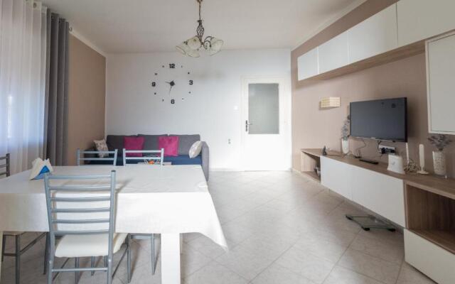 House Jasmin large garden, near Nin