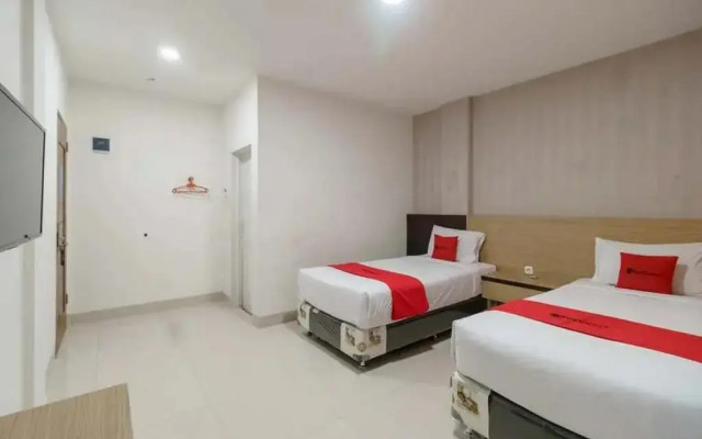 RedDoorz Plus @ Cemara Asri Medan