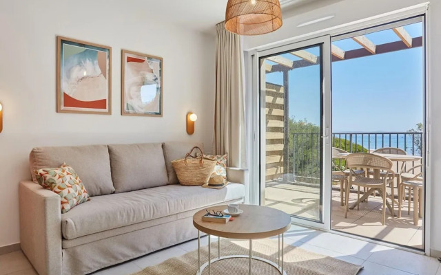 Apartment in Giens With Pool & Beaches Nearby