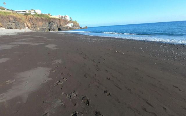 By the Beach & Pool Apartment