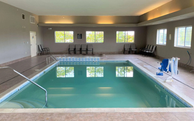 Super 8 by Wyndham Cedar Falls IA - University