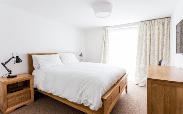 Bright, Spacious 2BR Central Cambridge Flat for 4