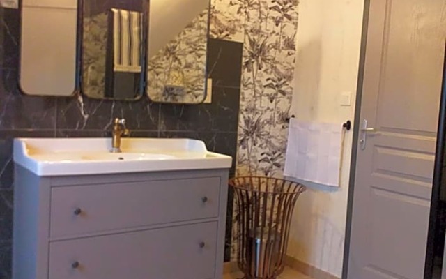 6bis Rue de la Boussaquiere St Broladre (Adults Only)