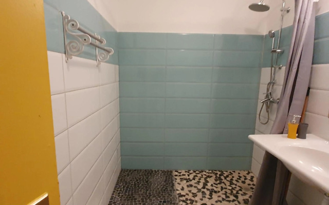 Coquet deux pièces meublée, proche mer