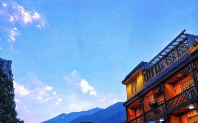 Xiyi Hailuogou townlet Xiaozhu Homestay
