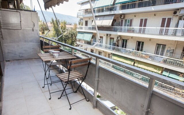 Charming 2 Bedroom apt next to Panormou