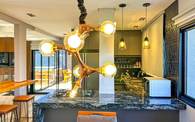 Casa com 4 Su tes Jacuzzi e Lareira Externa