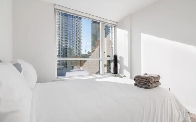 Luxe 2BR Condo w Skyline Views In-suite Laundry